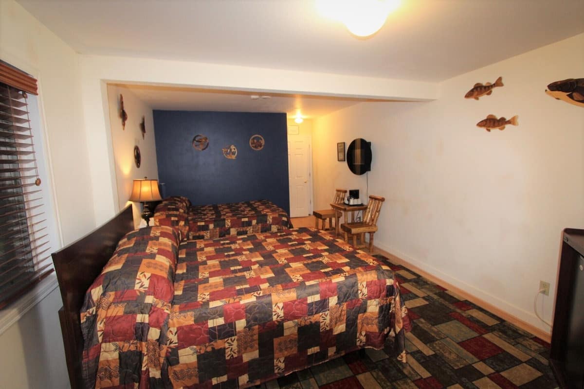 Pond Room with 2 Queen Beds, Room #15 (Pet Friendly) | Individuell inredning, gratis wi-fi och sÀngklÀder