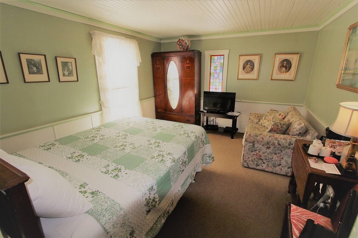 1 Queen Bed Room, Room #8 (NO Pets) | Grundriss
