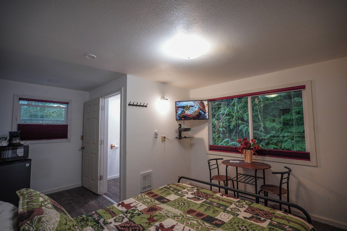 Clover Cabin and Panoramic Cabin | Individually decorated, free WiFi, bed sheets