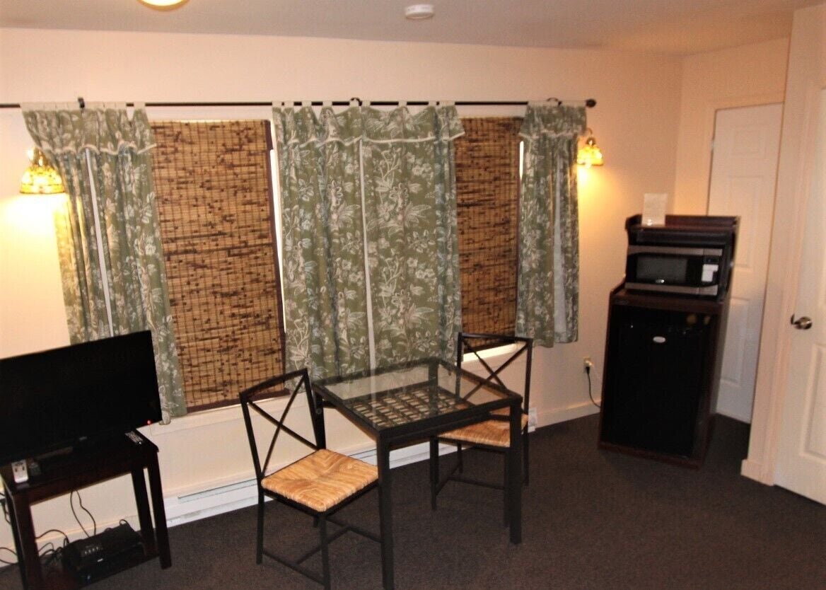 2 queen beds, room #18 (no pets) | room amenity