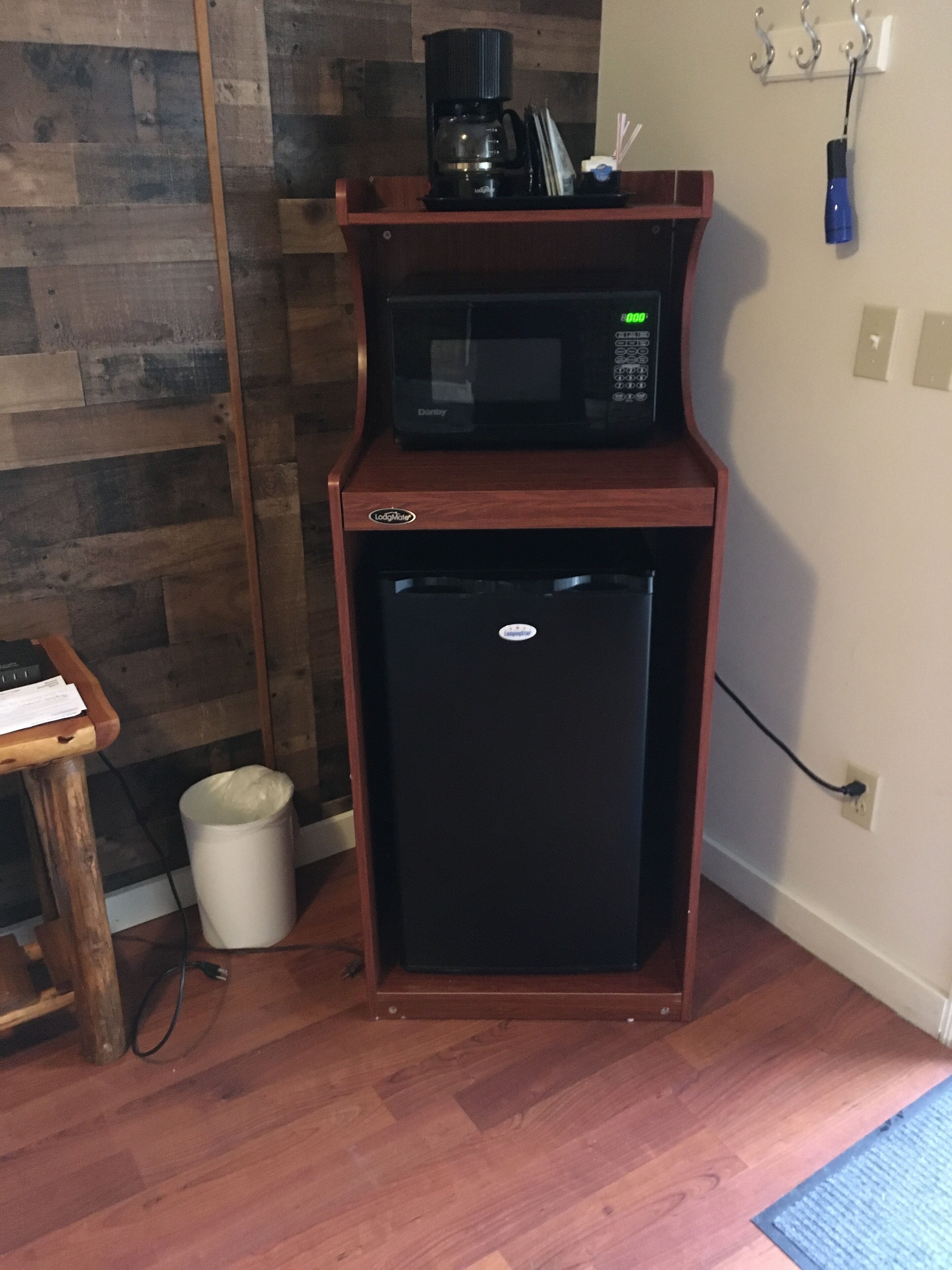 1 king bed, room #17 (pet friendly) | mini fridge