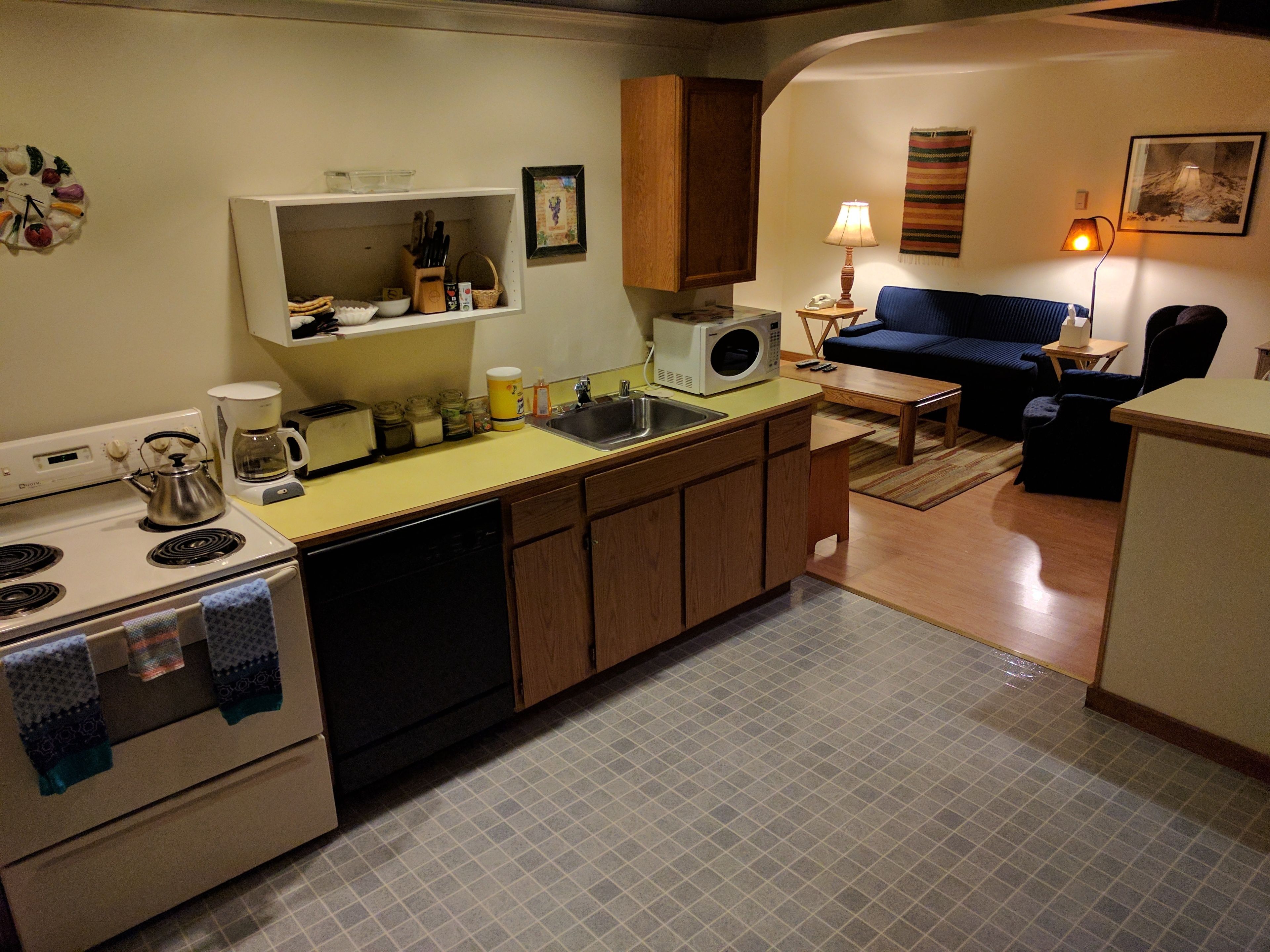 chalet vacation home, sleeps 8, 3 bedrooms (pet friendly) | individually decorated, free wifi, bed sheets