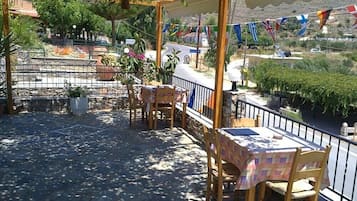 Serveert ontbijt, lunch, diner, Griekse gerechten