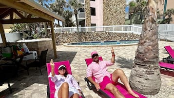 Piscina externa, funciona das 8h às 22h, guarda-sóis