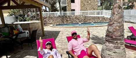 Alberca al aire libre y sombrillas en la alberca