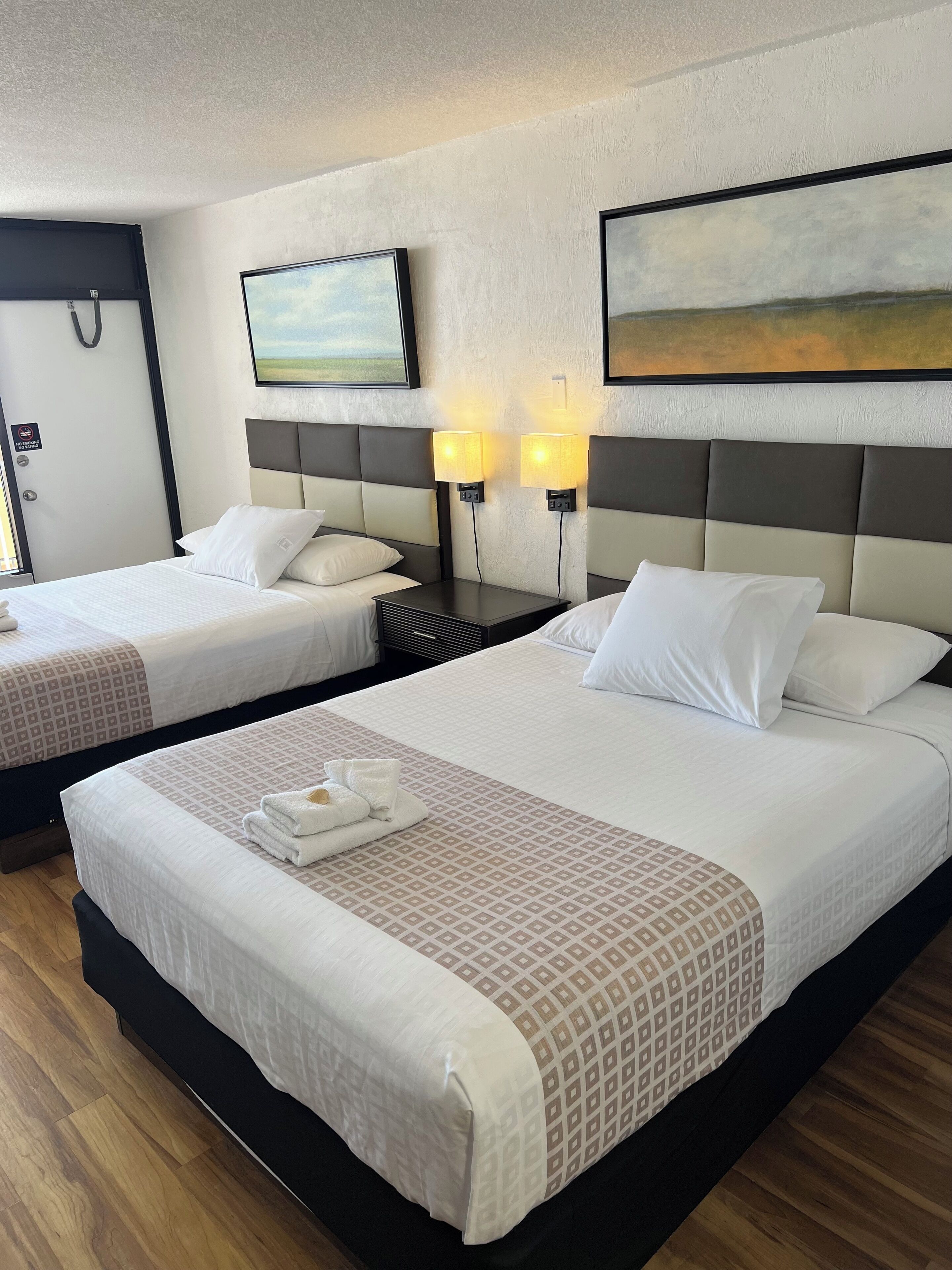 Cofres nos quartos, espaço de trabalho para notebook