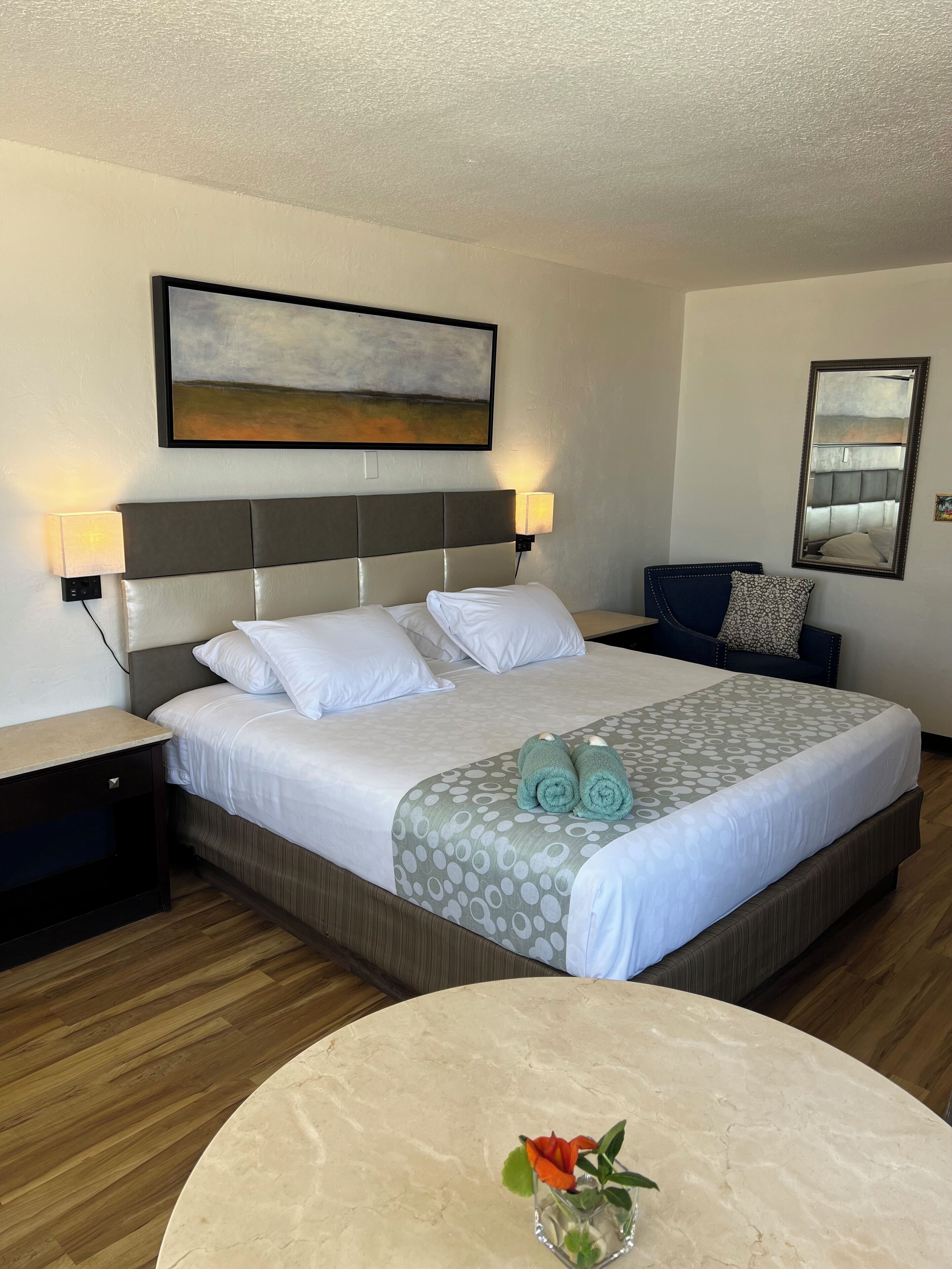 Geladeira, micro-ondas, cafeteira/chaleira