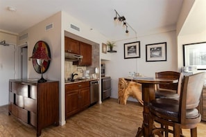 Estudio Deluxe | Cocina privada | Refrigerador, microondas, horno y parrilla de estufa 