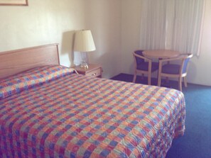Desk, blackout curtains, soundproofing, rollaway beds - Hacienda Motel (San Jacinto)