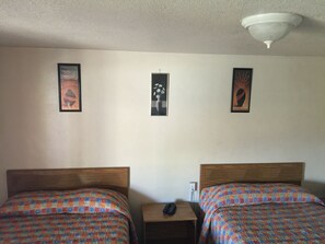 Habitación estándar, 2 camas matrimoniales, vista a la alberca | Escritorio, cortinas blackout, insonorización y camas extra