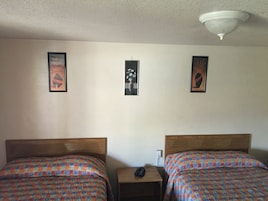 Escritorio, cortinas blackout y sistema de insonorización