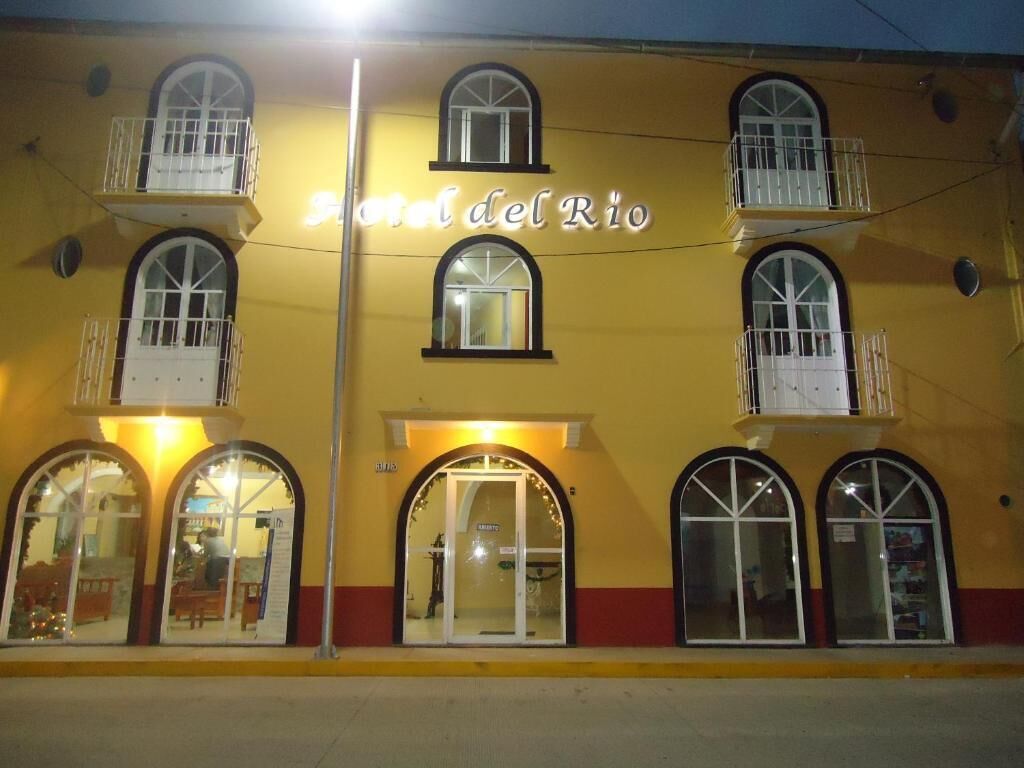 Un immeuble avec une enseigne indiquant « Hôtel del Rio » et de nombreux balcons.