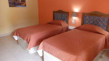 Habitación triple básica | Sábanas de algodón egipcio, ropa de cama de alta calidad y edredón