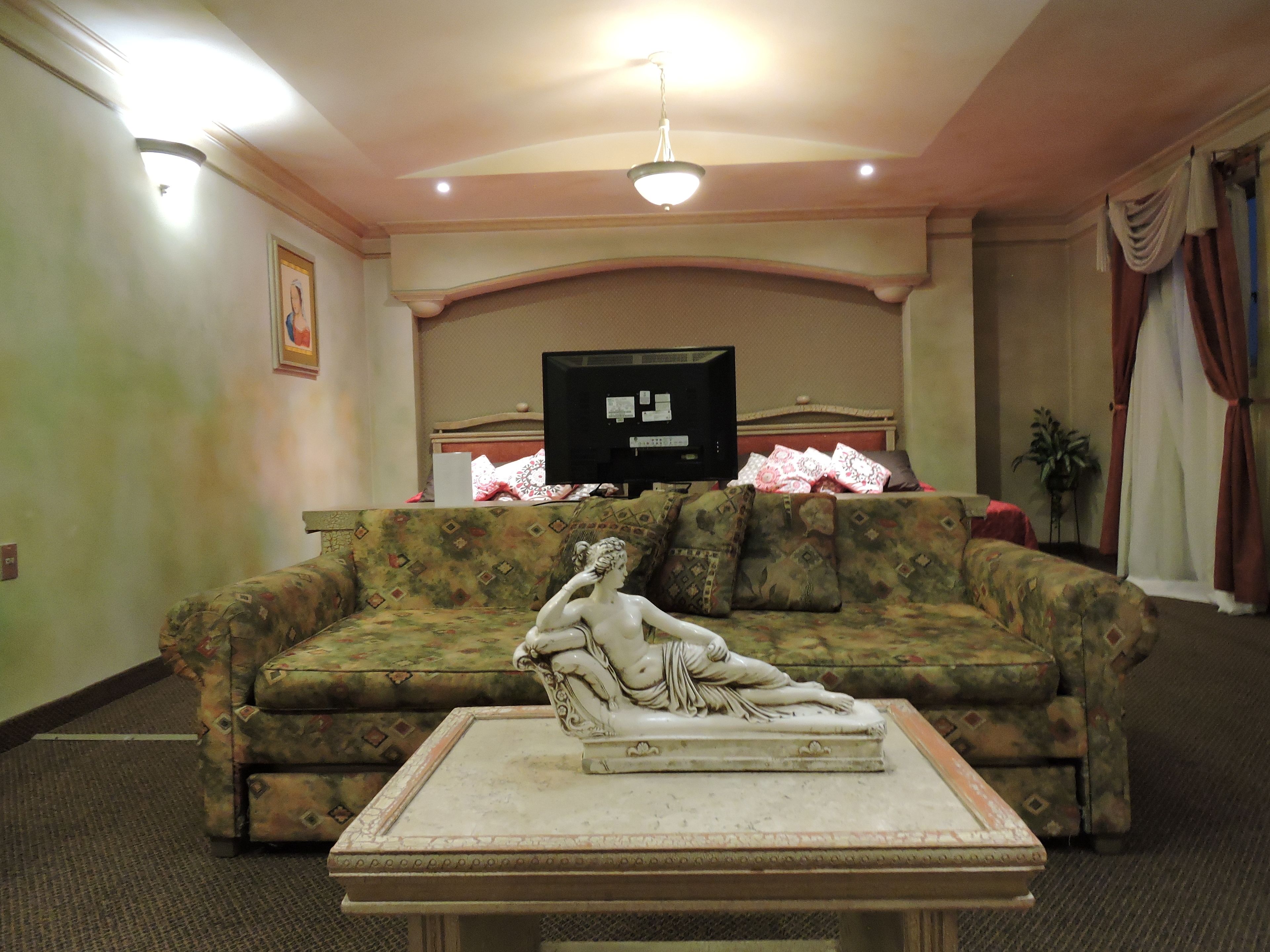 luxury suite, jetted tub | living room | flat-screen tv