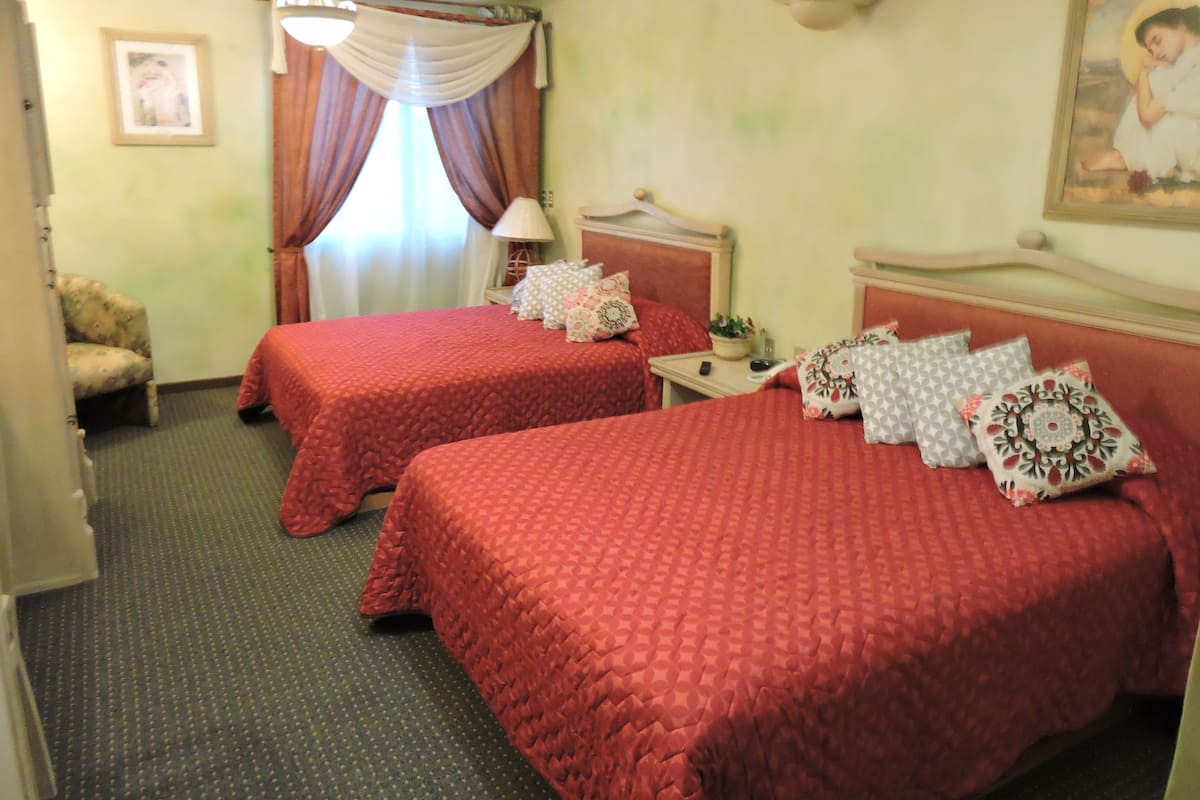 Habitación cuádruple ejecutiva, vista a la ciudad | 1 habitación y ropa de cama de alta calidad
