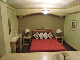 Ropa de cama de alta calidad y caja de seguridad en la habitación 