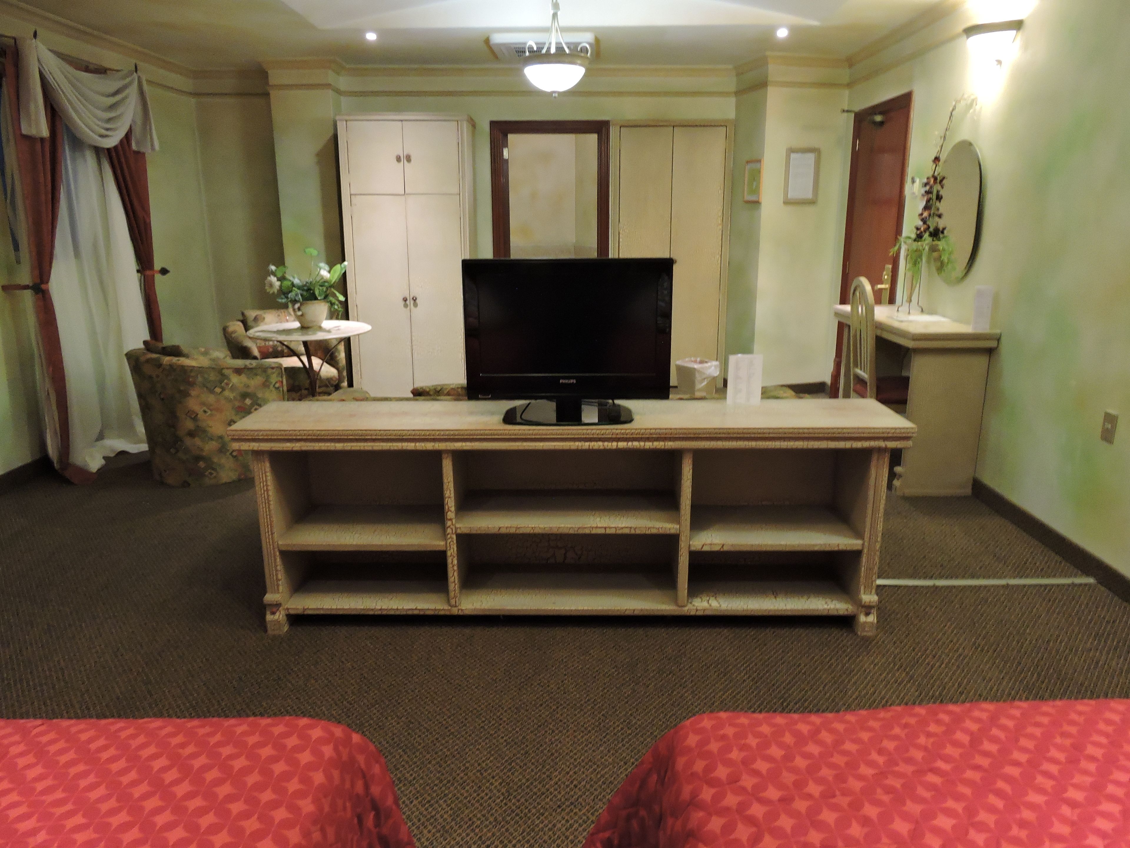 luxury suite, jetted tub | 1 bedroom, premium bedding, in-room safe, desk