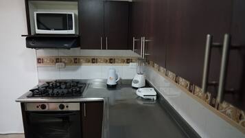 Full-size fridge, microwave, stovetop, coffee/tea maker