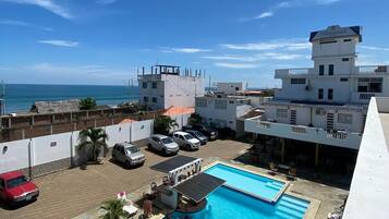 Alberca al aire libre, alberca con cascada y camastros