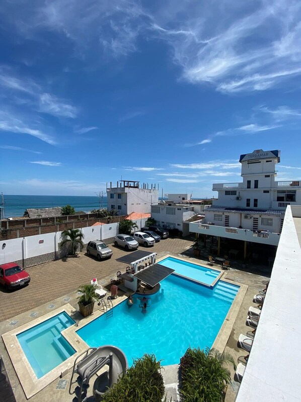 Außenpool, Pool mit Wasserfall, Liegestühle