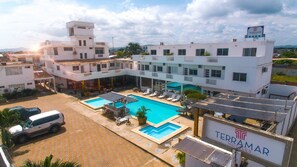 Outdoor pool, a waterfall pool, pool loungers - Terramar Hoteles  (Crucita)