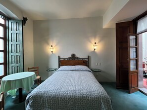 Standard Single Room | Iron/ironing board (on request), WiFi (free), individually decorated - Casa del Pingorongo (Zacatecas)