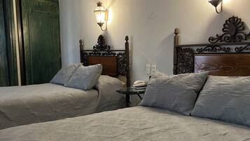 Kamar Double Standar | Setrika/meja setrika, Wi-Fi gratis, dan didekorasi berbeda-beda