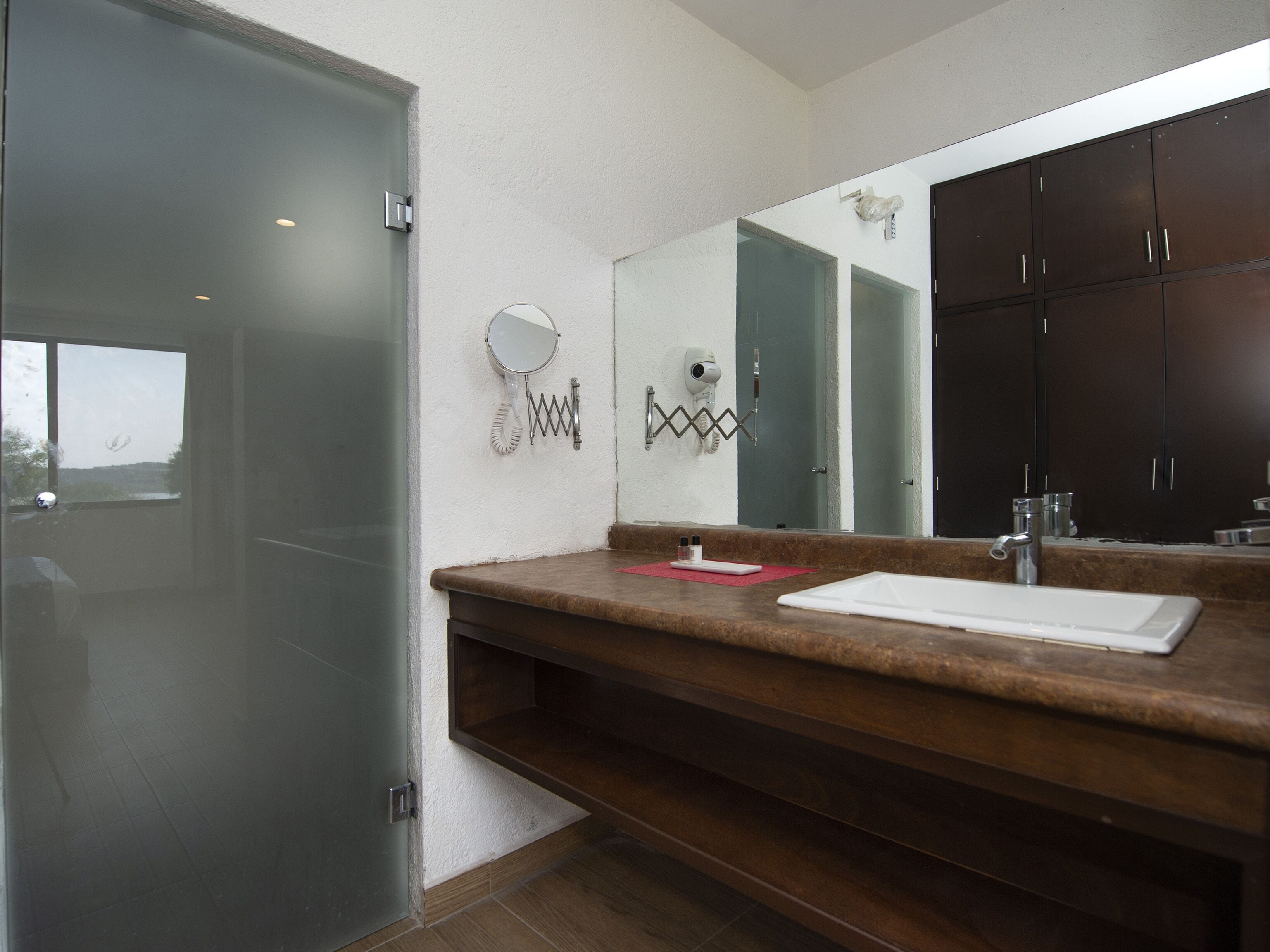 Superior Room | Bathroom | Shower, free toiletries, hair dryer, towels
