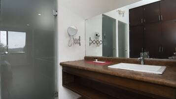 Superior Room | Bathroom | Shower, free toiletries, hair dryer, towels