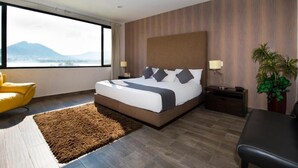 Presidential Suite | Desk, iron/ironing board (on request), WiFi (free), bed sheets - Quinta del Lago (Querétaro)