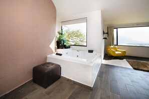 Suite presidencial | Escritorio, tabla de planchar con plancha, wifi gratis y ropa de cama