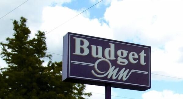 A sign for Budget Inn. - Budget Inn (Jefferson City)