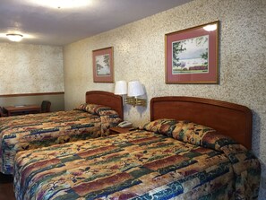 Desk, free WiFi, bed sheets - Budget Inn (Jefferson City)