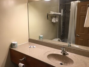 Bathroom sink - Budget Inn (Jefferson City)