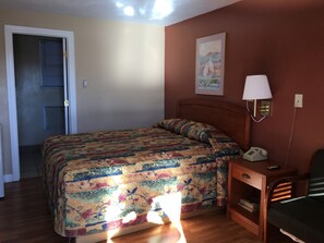 Desk, free WiFi, bed sheets - Budget Inn (Jefferson City)