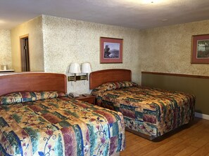 Desk, free WiFi, bed sheets - Budget Inn (Jefferson City)