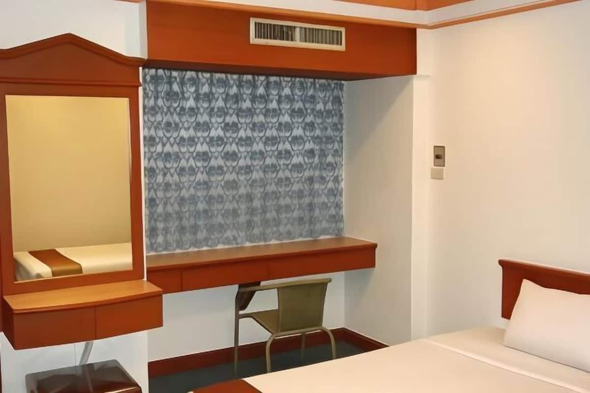 Desk, free WiFi