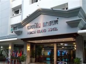 The exterior of the Merlion Grand Hotel with a prominent sign and a covered entrance. - Merlin Grand Hotel Hat Yai (Hat Yai)