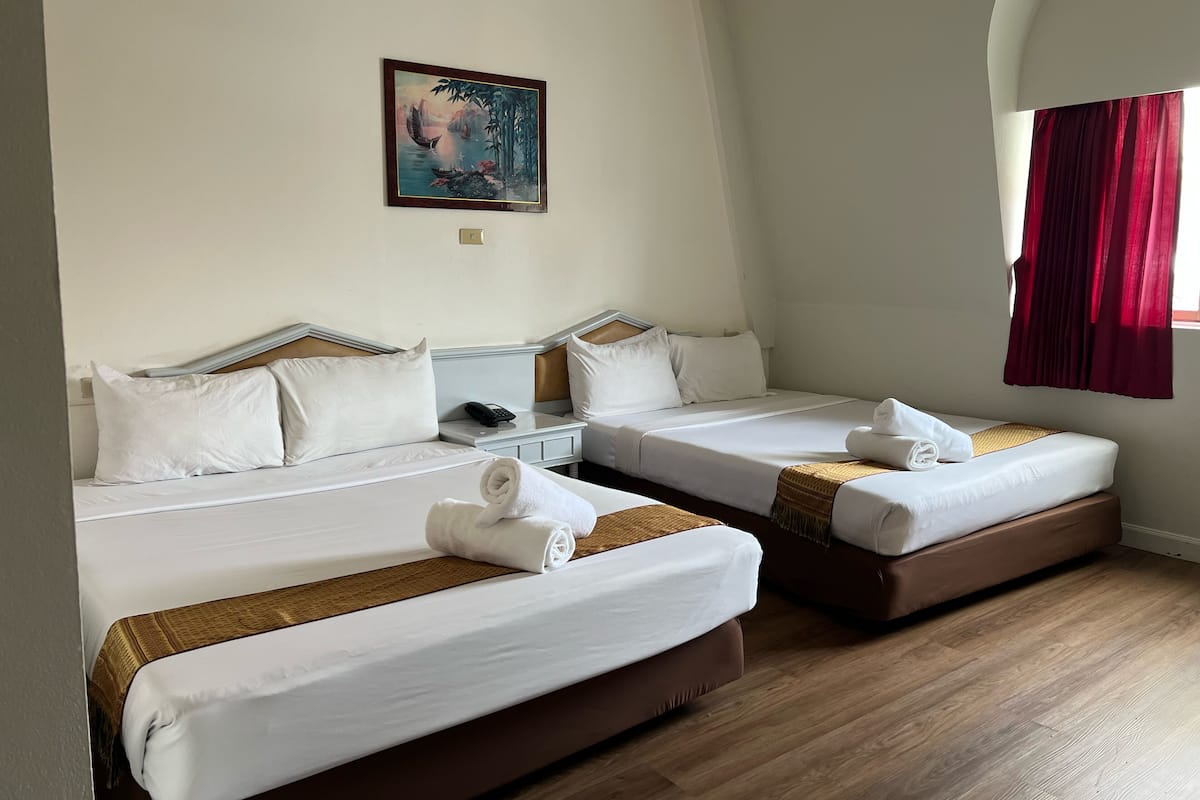 Family Room | Desk, free WiFi