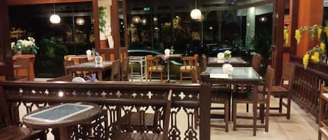 Breakfast, lunch, dinner served; Thai cuisine