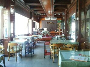 Frukost, lunch, middag och brunch serveras 