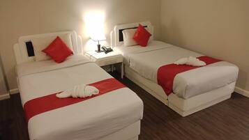 Standard Twin Room | Desk, free WiFi