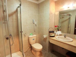 Ducha, artículos de higiene personal gratuitos y secador de pelo