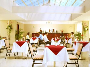 Se sirven desayunos, comidas, cenas y cocina vietnamita