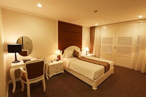 Superior driepersoonskamer | Een minibar, een bureau, extra bedden (toeslag), gratis wifi