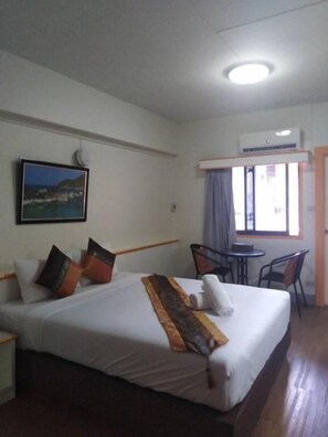 Una scrivania, Wi-Fi gratuito, lenzuola