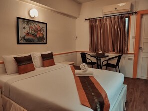 Escritorio, wifi gratis, ropa de cama