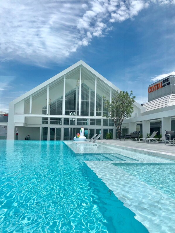 Piscine extérieure, chaises longues