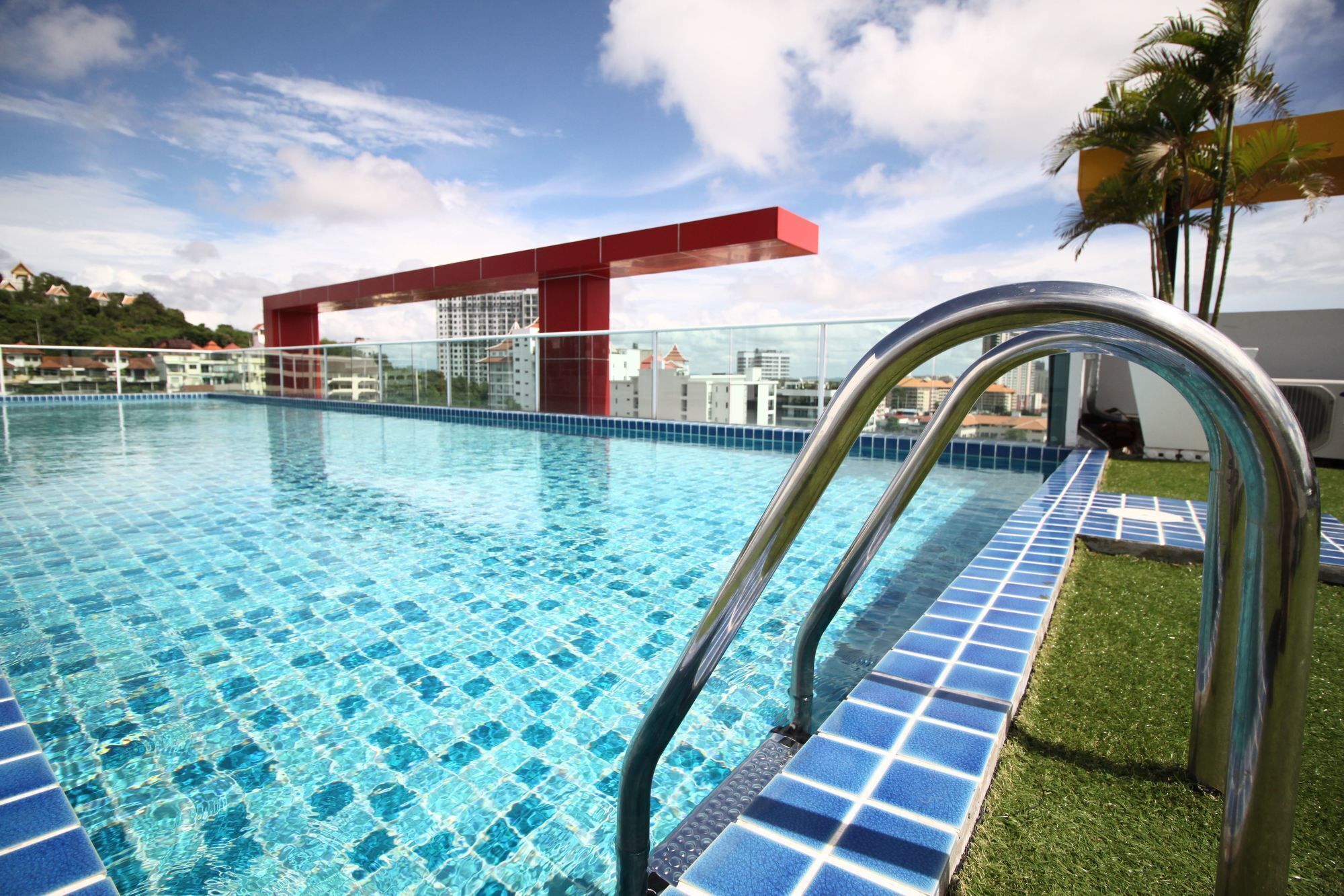 Una piscina al aire libre, una piscina en la azotea