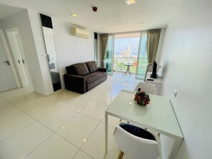 Deluxe One Bedroom Apartment  | Living area - Art on The Hill by PSR ASIA (Pattaya)